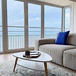Luxury Seafront In 4 Guests Apartment *
